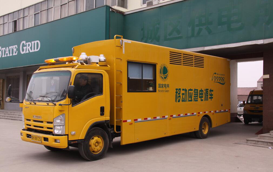揚(yáng)州兩輛移動電源車第一時間趕赴阜寧受災(zāi)現(xiàn)場，為災(zāi)區(qū)人民送電