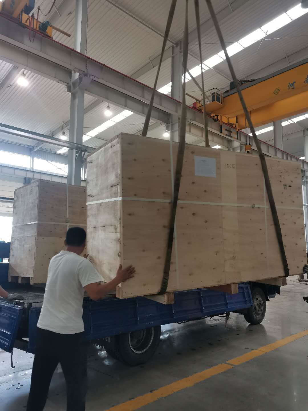 350千瓦康明斯柴油機(jī)組木箱打包 ，中轉(zhuǎn)站運(yùn)往港口