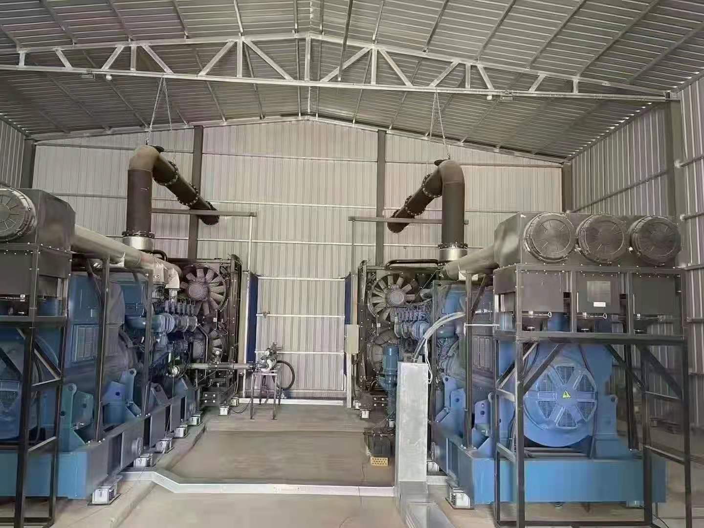 青海客戶機組巡檢現場，兩臺玉柴高壓發電機并機！